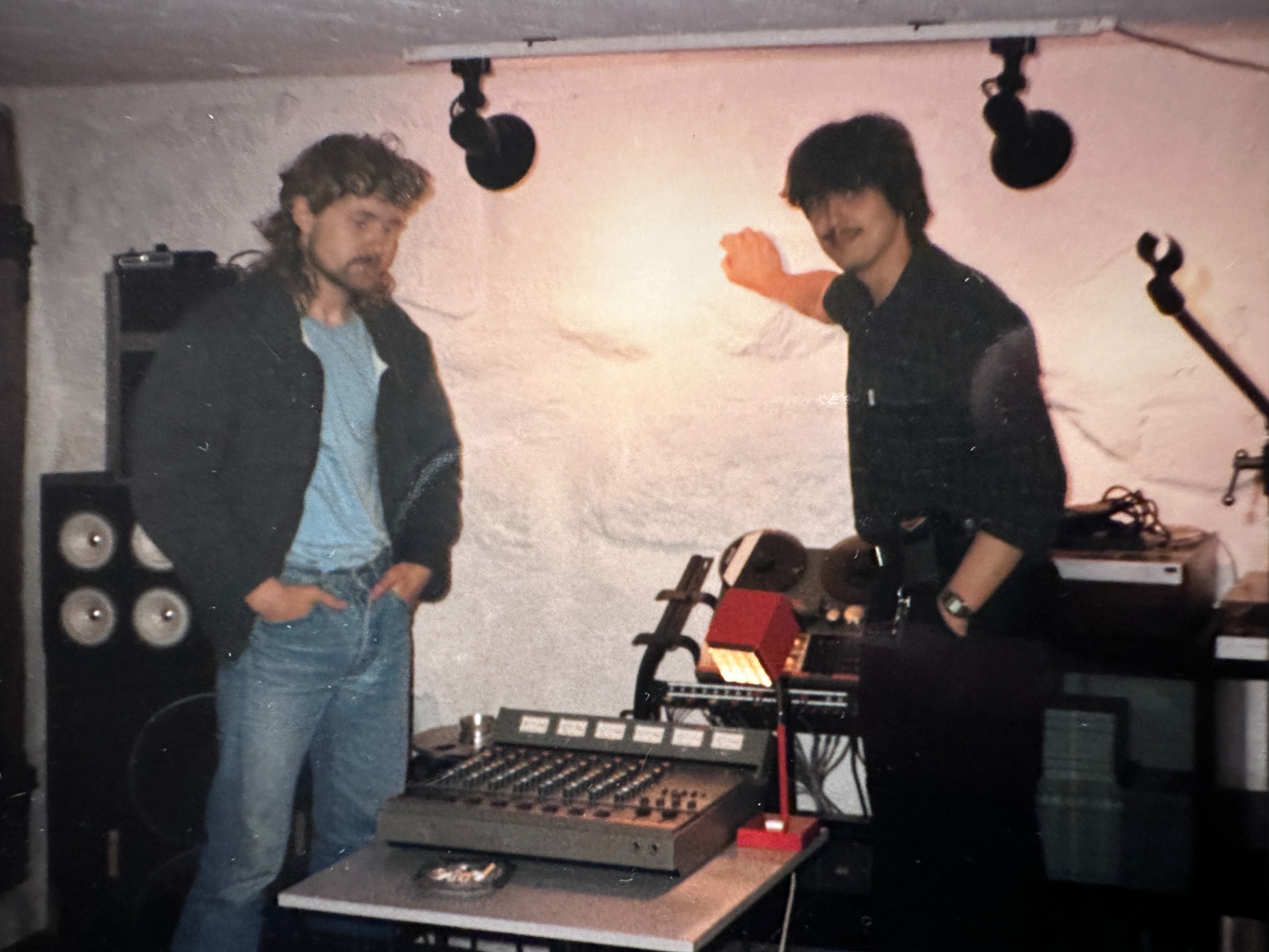 Det finnes ikke mange bilder fra denne tiden, men her er hvertfall Odd Einar Larsen og Jeg foreviget i et studio.
